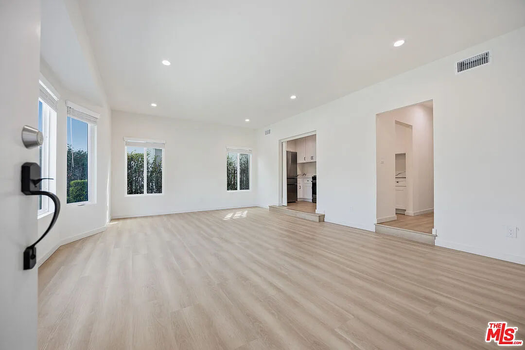 3 bed, 3.5 bath, 1226 sqft, $4,500 — Photo 3