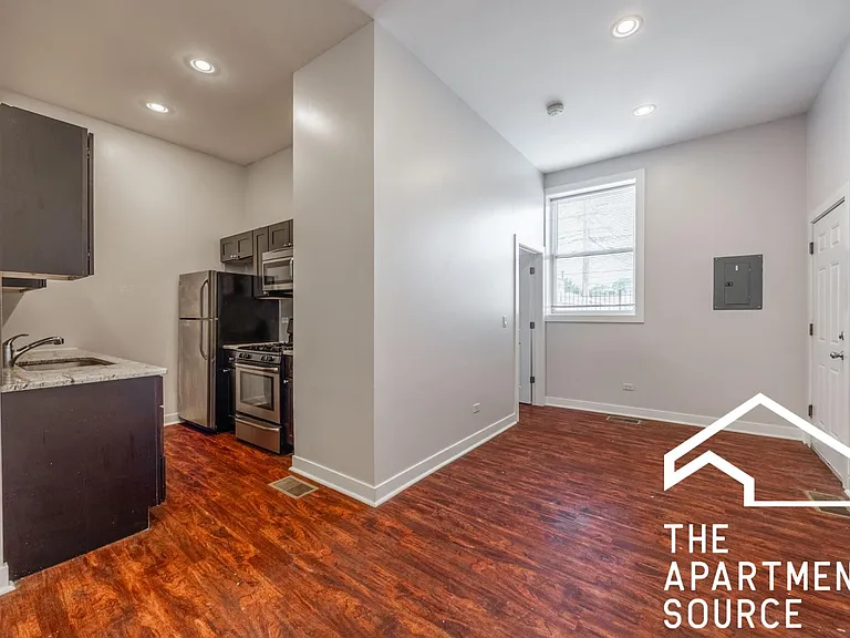 2944 W Montrose Ave #1R — Photo 3