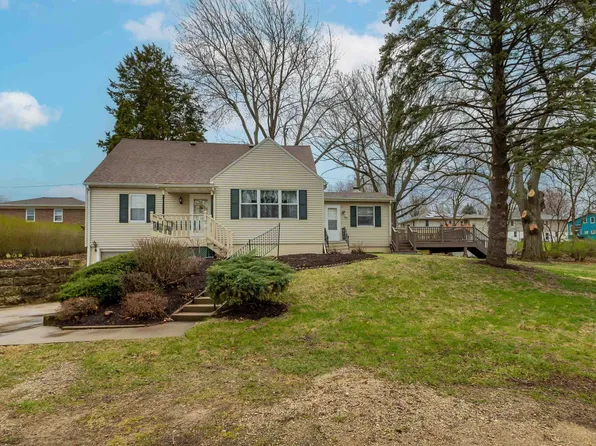 2795 Hillcrest Rd, Dubuque, IA 52001