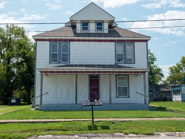 411 W 12th St APT 3, Coffeyville, KS 67337