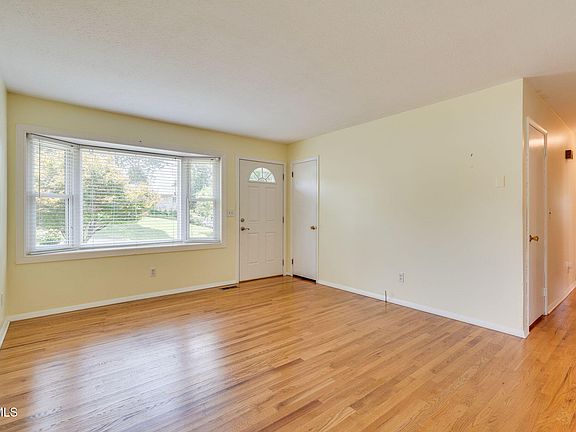 5th image of 210 Green Valley Dr