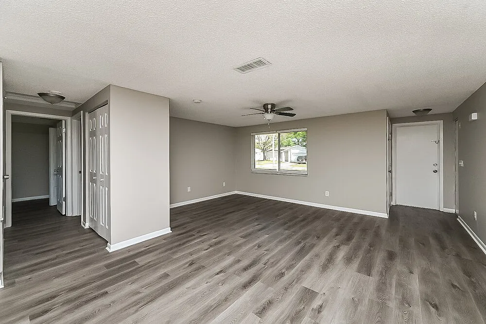 3 bed, 2.0 bath, 1381 sqft, $3,560 — Photo 3