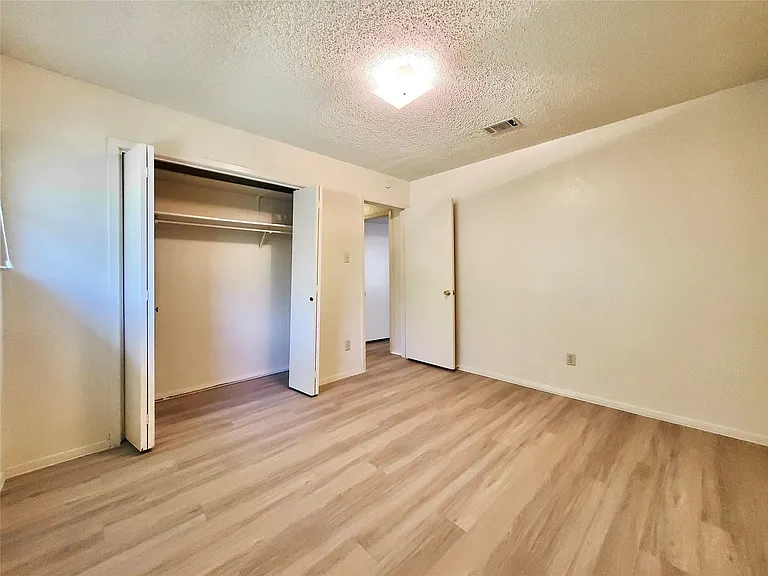 2827 Wilcrest Dr — Photo 7