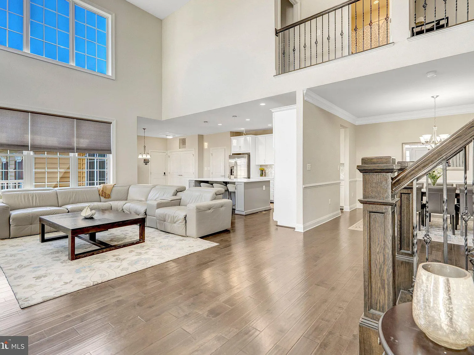 4 bed, 4.5 bath, 3818 sqft, $4,300 — Photo 2