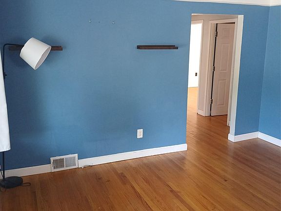 4th image of 15070 Drake St