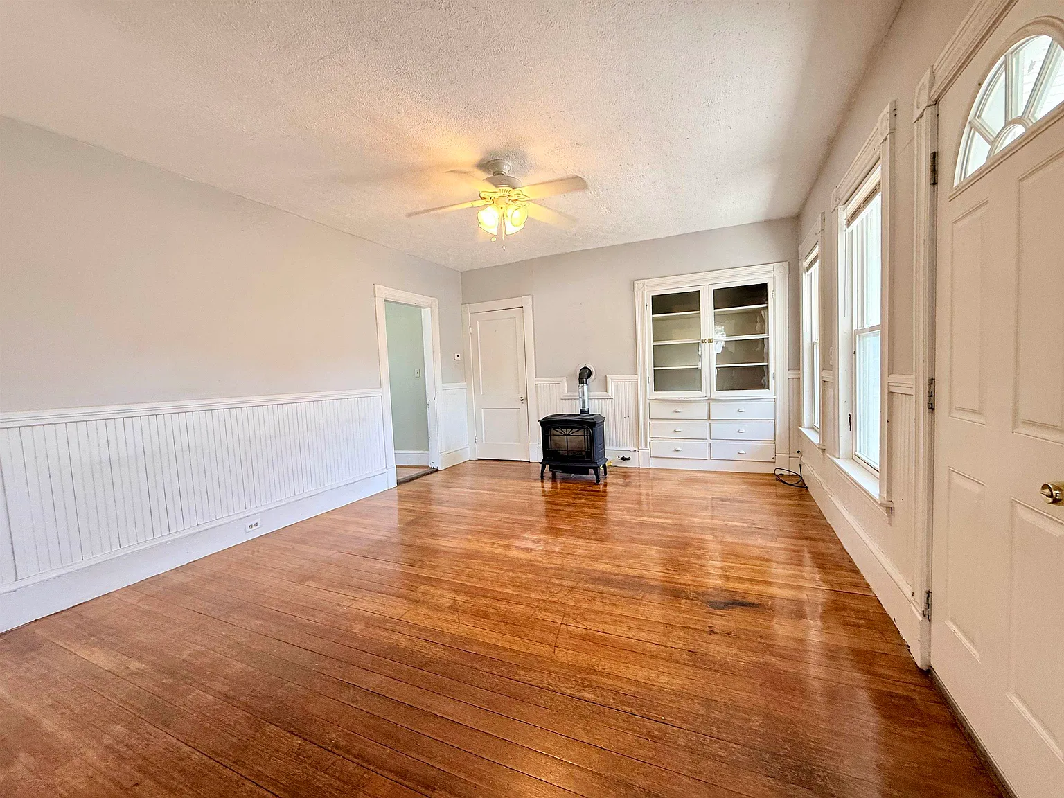 3 bed, 1.0 bath, 824 sqft, $2,000 — Photo 3