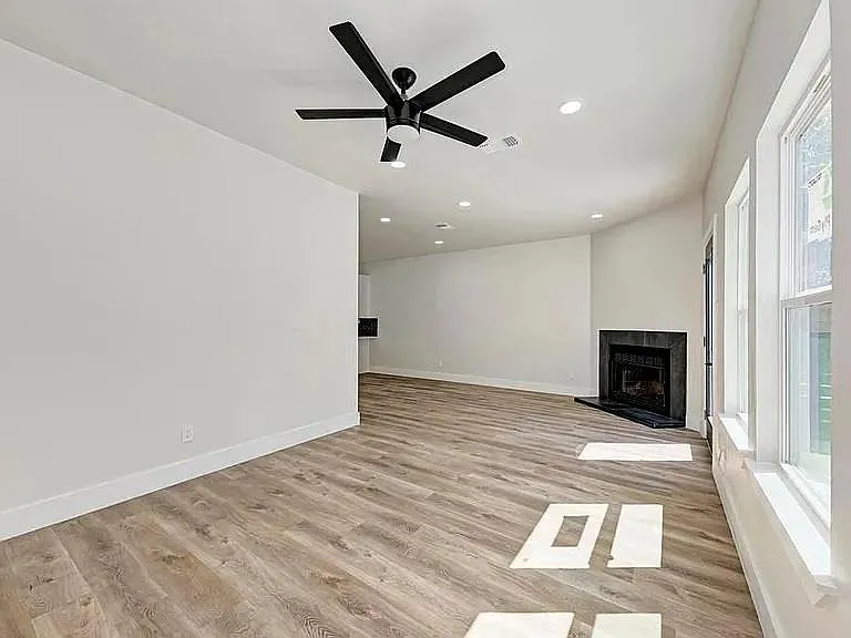 3 bed, 2.0 bath, 1850 sqft, $3,100 — Photo 1