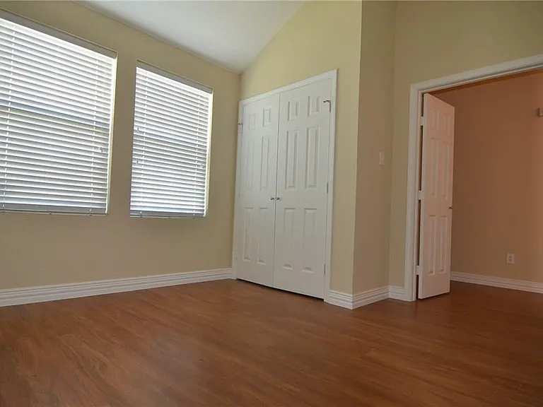 913 Fleming St — Photo 4
