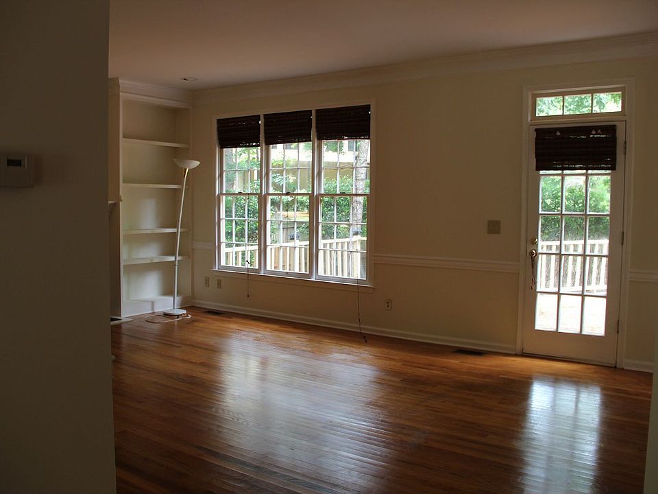 1st image of 239 Oakmoor Ct
