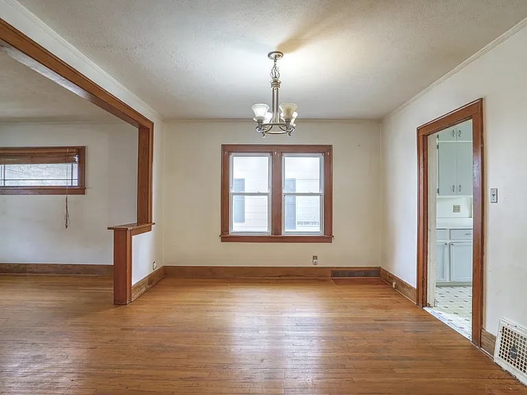 525 E Eckman St — Photo 7