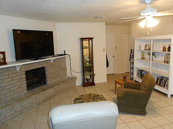 LARGE LIVINGROOM WITH WOODBURNING FIREPLACE TO KEEP COZY INT HE WINTER !!