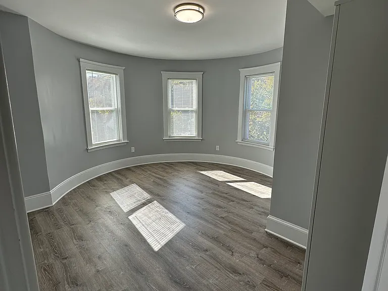 517 Washington St — Photo 3