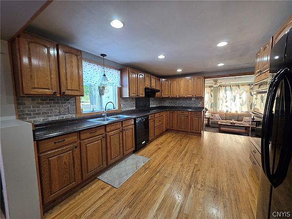 5th image of 106 Thorndike Ln