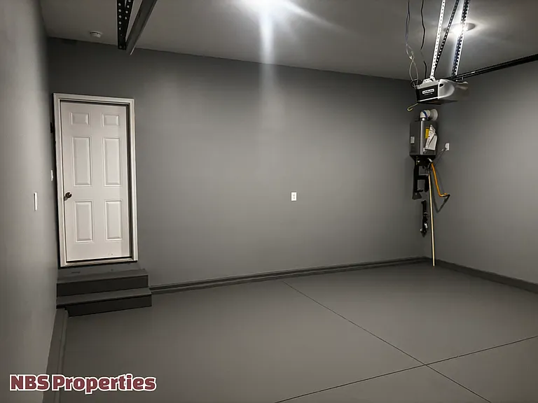 935 Utopia Ln — Photo 44