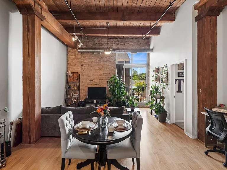 1740 N Maplewood Ave #210 — Photo 5