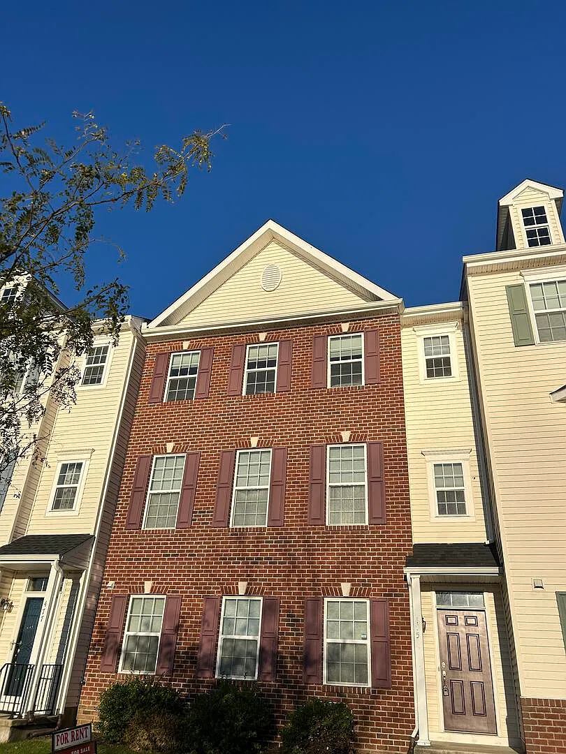 3 bed, 2.5 bath, 2850 sqft, $2,800 — Photo 1