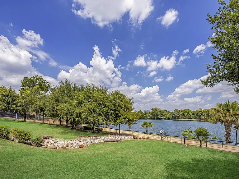 SouthShore_amenity_lake