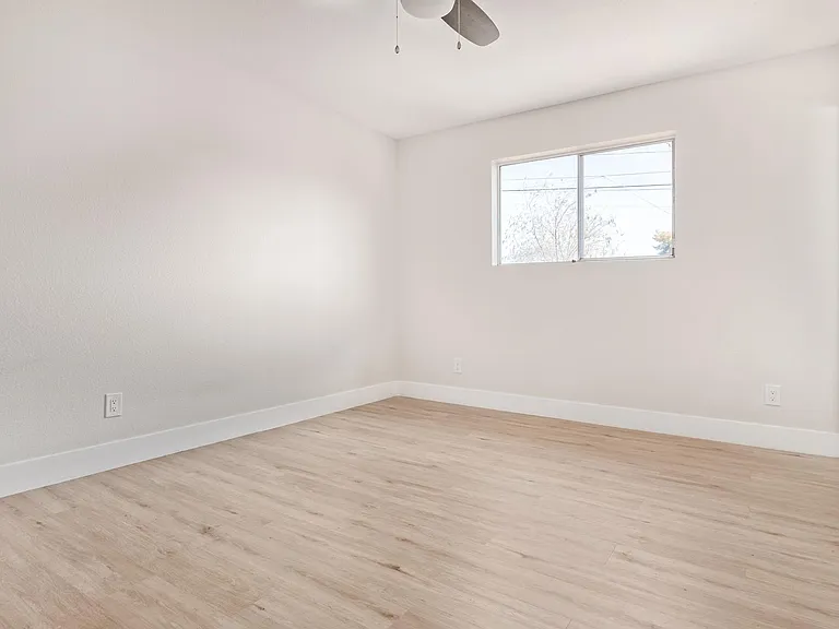1611 W 5th St — Photo 14