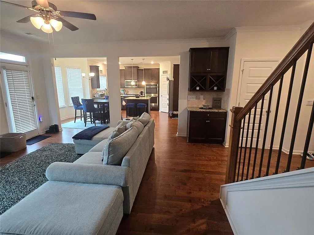 5 bed, 3.5 bath, 3822 sqft, $3,400 — Photo 3