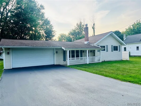 6896 Wellington Dr, Derby, NY 14047