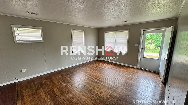 3 bed, 1.0 bath, 1053 sqft, $1,195 — Photo 2
