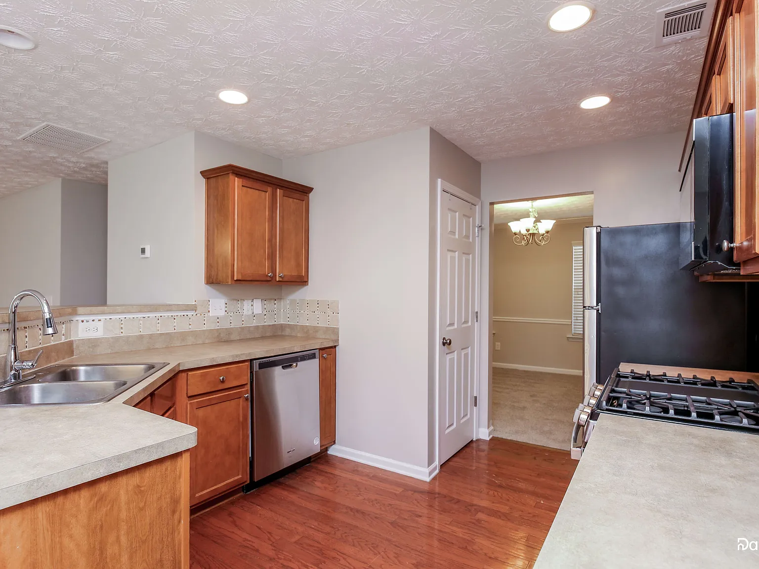 4 bed, 2.5 bath, 2424 sqft, $2,095 — Photo 2