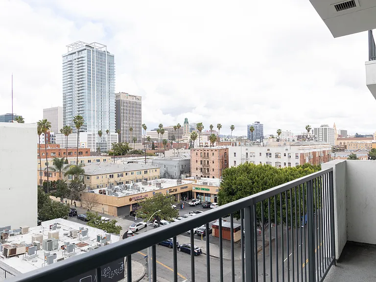 801 1/2 S Berendo St #606 — Photo 11