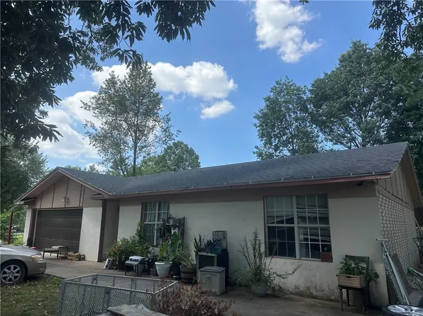 2401 Meadow Ln, Rogers, AR 72756