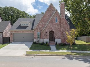170 N Hawkstone Dr, Fayetteville, AR 72704