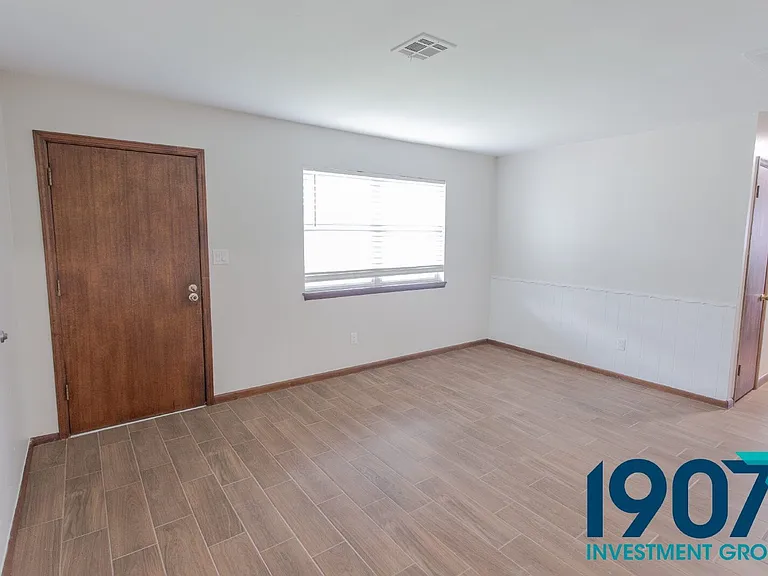 704 SW 2nd St — Photo 9