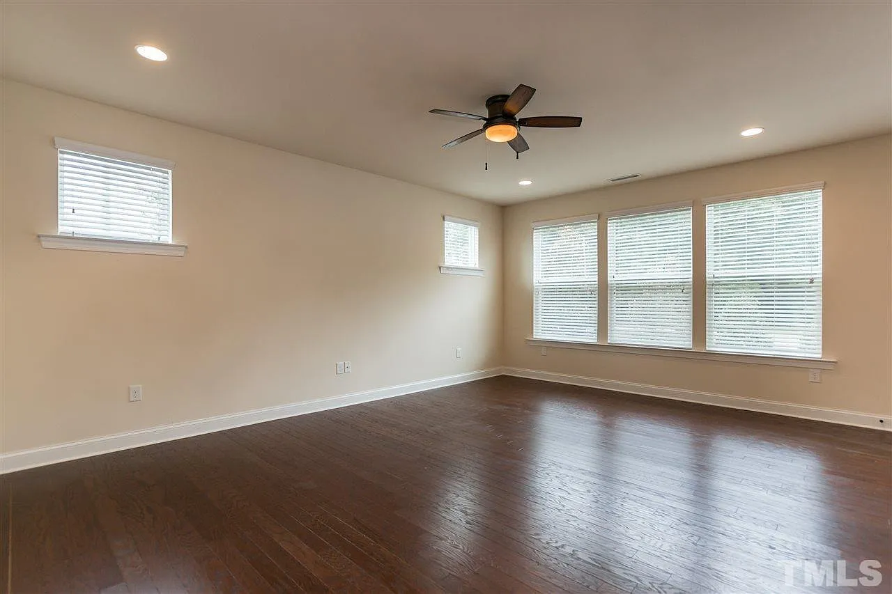 3 bed, 2.5 bath, 2200 sqft, $2,450 — Photo 3