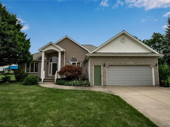 6121 Shamrock Ln, East Amherst, NY 14051