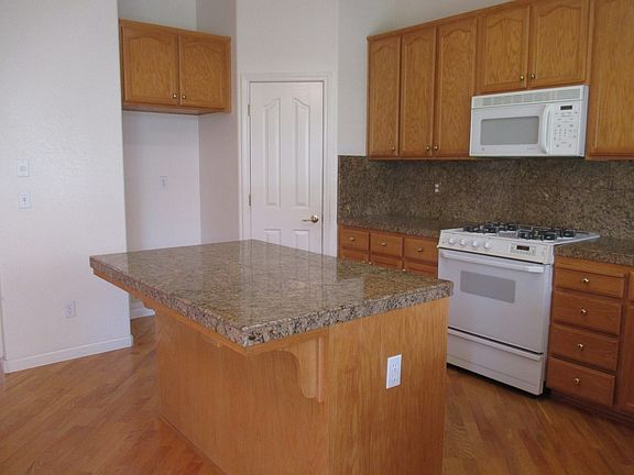 Kitchen w/ Granite & Island