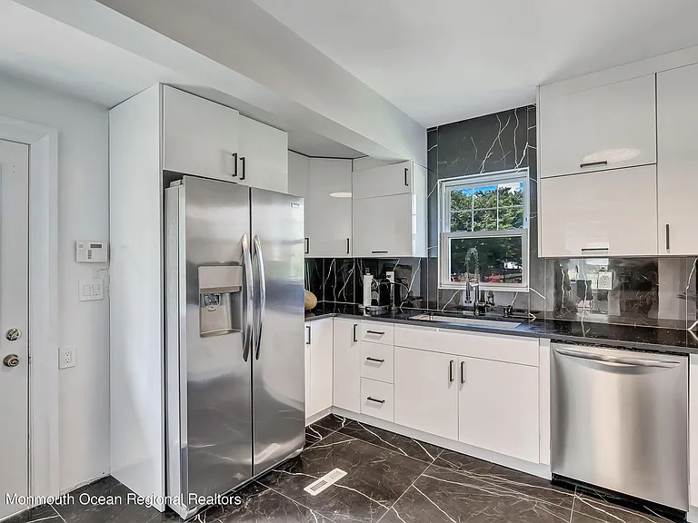 110 Monmouth Dr — Photo 19