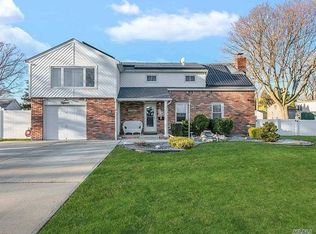 15 Morrisey Pl, Deer Park, NY 11729