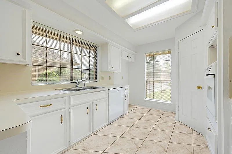 4 bed, 2.5 bath, 2393 sqft, $2,400 — Photo 3