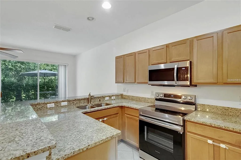 3 bed, 2.5 bath, 1502 sqft, $2,300 — Photo 4
