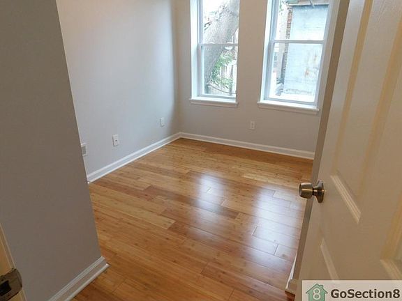 4th image of 2717 W Oakdale St