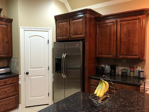 2nd image of 826 Entrada St