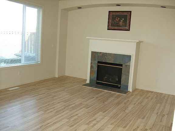 4th image of 921 SE Roundelay St