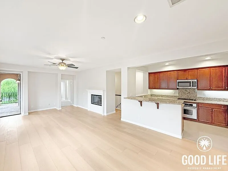 2 bed, 2.0 bath, 1351 sqft, $3,995 — Photo 2