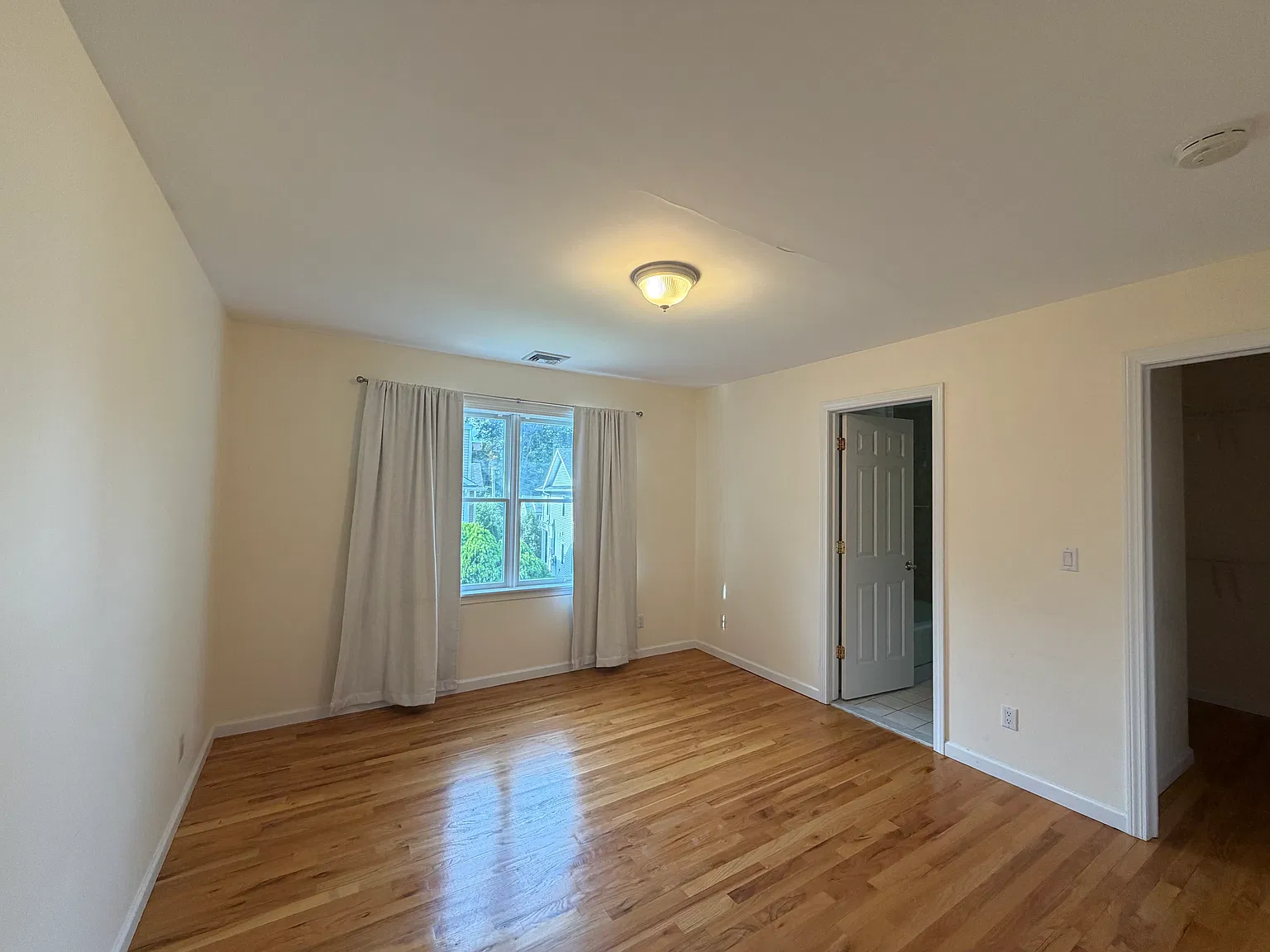 2 bed, 1100 sqft, $4,500 — Photo 3