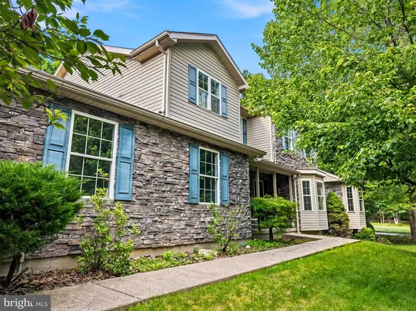 2 Pinewood Cir, Hazleton, PA 18202