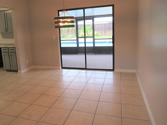 5th image of 2907 Queen Palm Dr