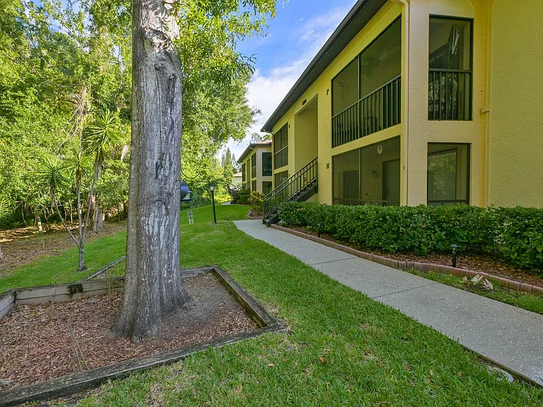 3301 Crystal Ct E #O — Photo 2