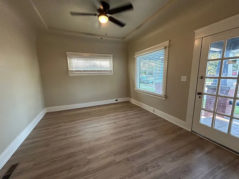 504 E Walnut St — Photo 4
