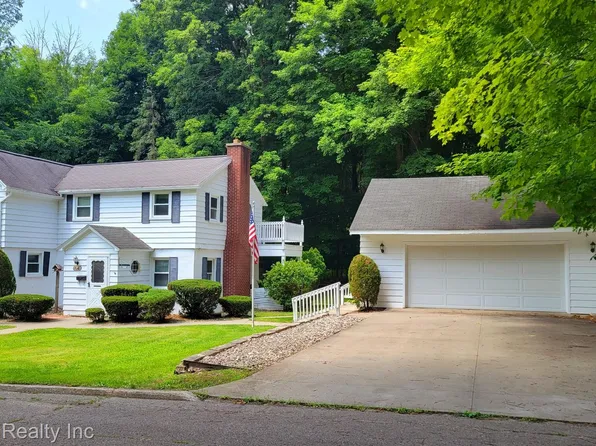 418 Cork Pine Ln, Vassar, MI 48768