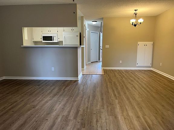 4th image of 134 Woodmere Dr