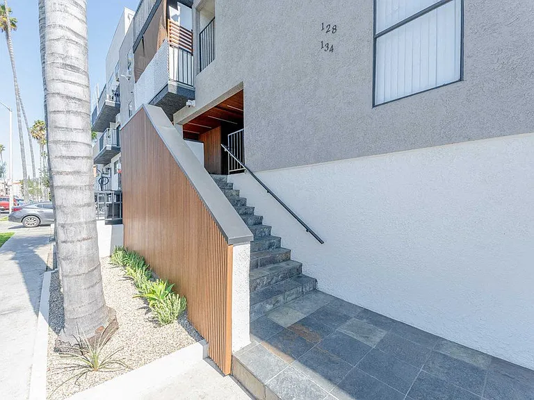 Mariposa Avenue Apartments — Photo 8