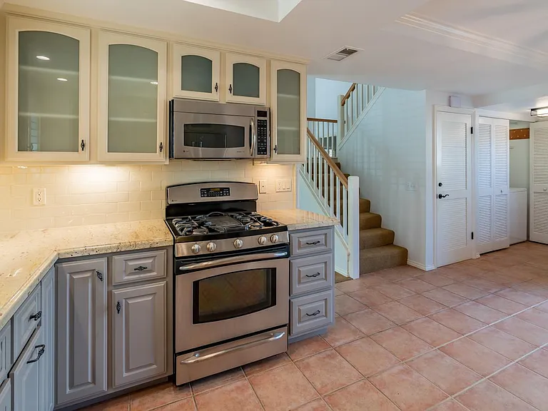 4880 Sawyer Ave — Photo 9